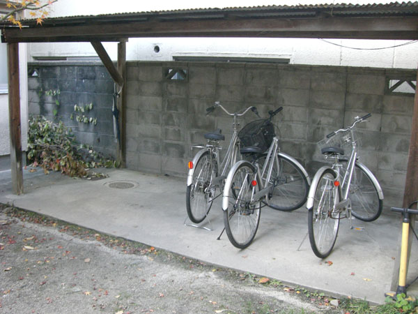 自転車・バイク駐輪場（無料でご利用いただけます。大型バイクも駐輪可）